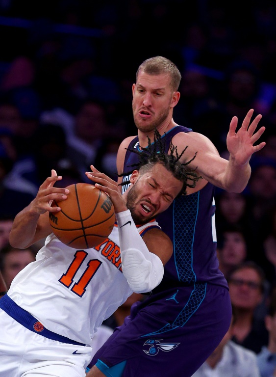 Jalen Brunson (N.11) des New York Knicks à la lutte avec Mason Plumlee des Charlotte Hornets en NBA le 26 octobre 2022 au Madison Square Garden à  New York