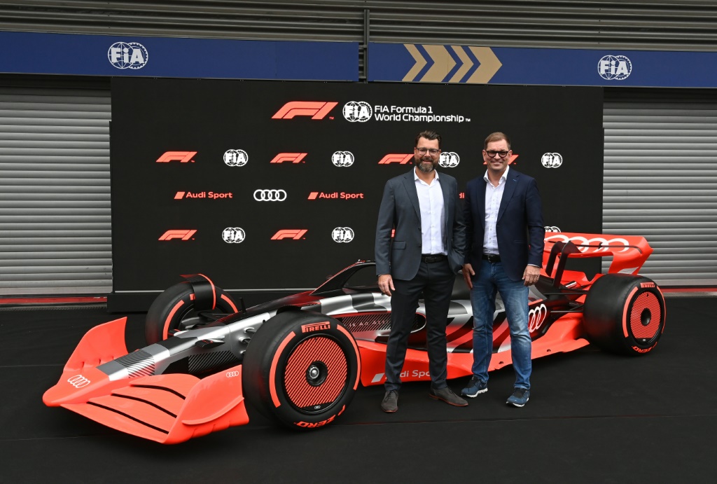 Le PDG d'Audi Markus Duesmann et Oliver Hoffman chargé du développement du projet F1 présentent le prototype de la F1 Audi à la presse le 26 août 2022 en Belgique à Spa-Francorchamps