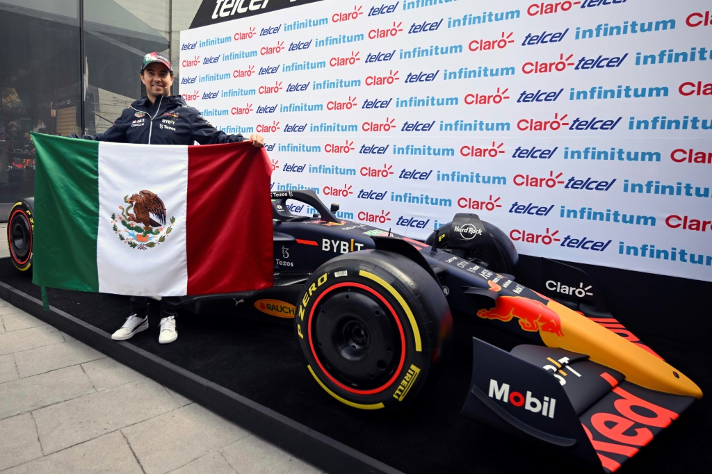 Le pilote mexicain Red Bull Sergio Perez à la fin d'une conférence de presse en amont du Grand Prix du Mexique le 26 octobre 2022 à Mexico City