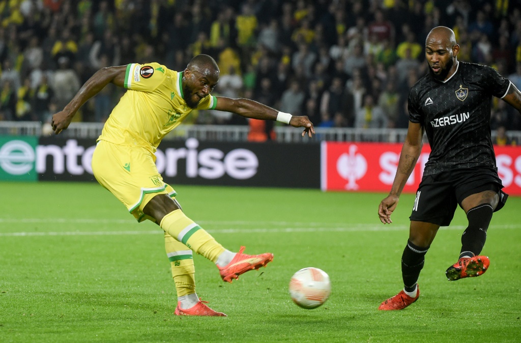 L'attaquant camerounais du FC Nantes, Igniatius Knepe Ganago (G) marque le deuxième but de son équipe lors du match de poule de Ligue Europa opposant le FC Nantes et Qarabag FK, à Nantes, le 27 octobre 2022