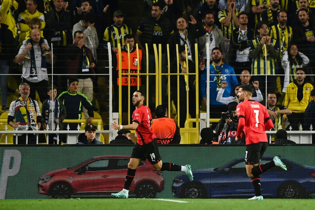 L'attaquant rennais Amine Gouiri (G) célèbre son premier but lors du match de poule de Ligue Europa opposant le Stade Rennais à Fenerbahce SK, à Istanbul, le 27 octobre 2022