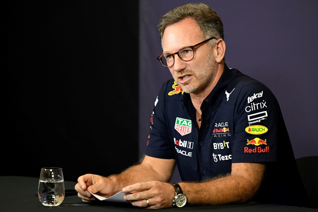 Christian Horner, patron de l'écurie Red Bull, le 27 octobre 2022 devant la presse à l'Autodromo Hermanos Rodriguez de Mexico à la veille de l'annonce de la FIA sur le dépassement budgétaire de son équipe lors de la saison 2021