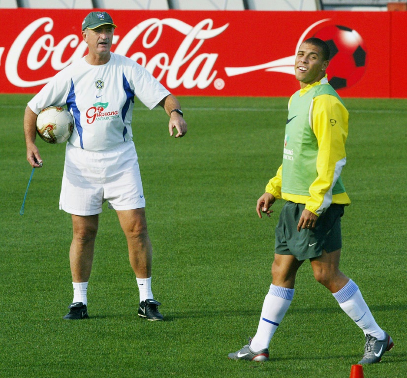 Le sélectionneur du Brésil, Luiz Felipe Scolari, donne ses consignes à Ronaldo Nazario avant les quarts de finale de la Coupe du monde au Japon face à l'Angleterre, le 21 juin 2002