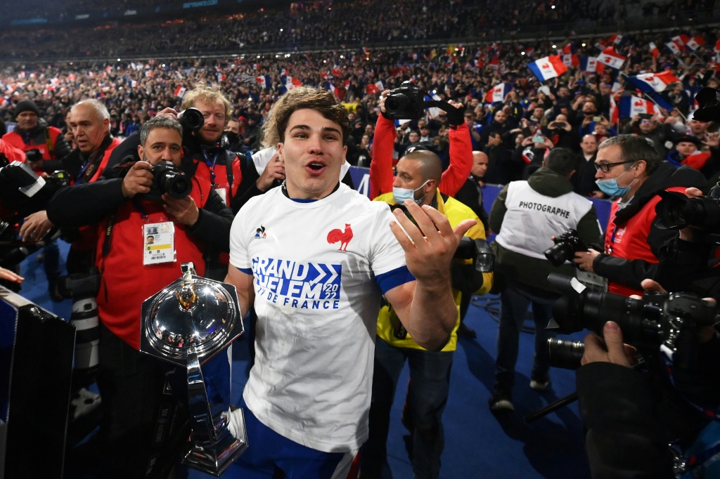 Antoine Dupont fête la victoire du XV de France dans le tournoi des Six nations, après un succès contre l'Angleterre, le 19 mars 2022 au Stade de France