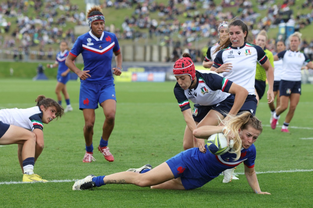 La Française Joanna Grisez inscrit un essai contre l'Italie, en quart de finale du Mondial de rugby, le 29 octobre à Whangarei (Nouvelle-Zélande)