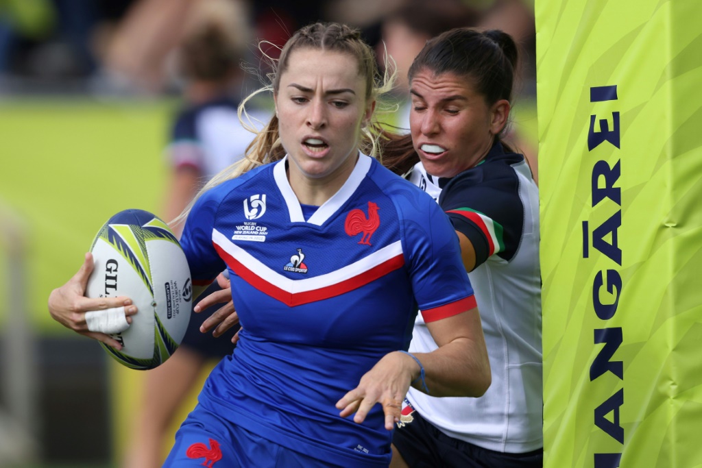 La Française Joanna Grisez s'en va inscrire un essai contre l'Italie, en quart de finale du Mondial, le 29 octobre 2022 à Whangarei (Nouvelle-Zélande)