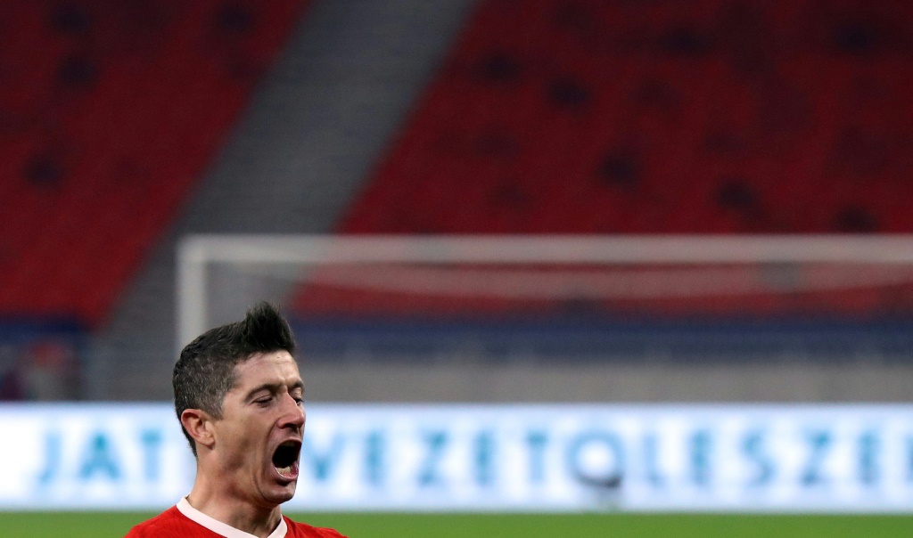 L'attaquant polonais Robert Lewandowski exulte après un but lors d'un match de qualification pour la Coupe du monde 2022 contre la Hongrie