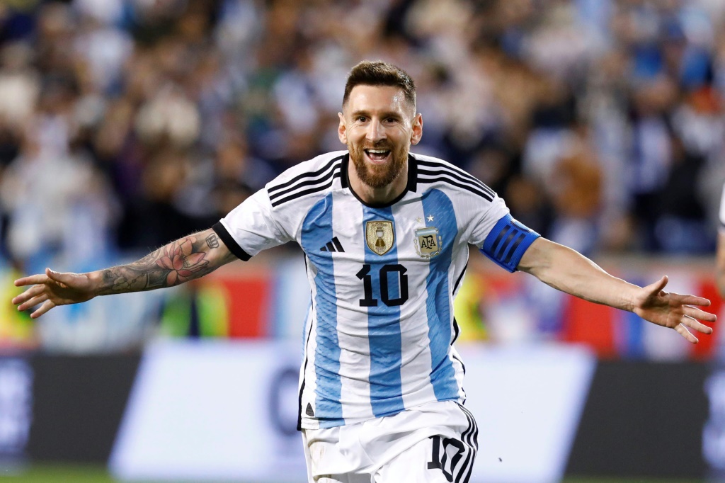 Lionel Messi célèbre l'un de ses buts inscrits contre la Jamaïque à Harrison