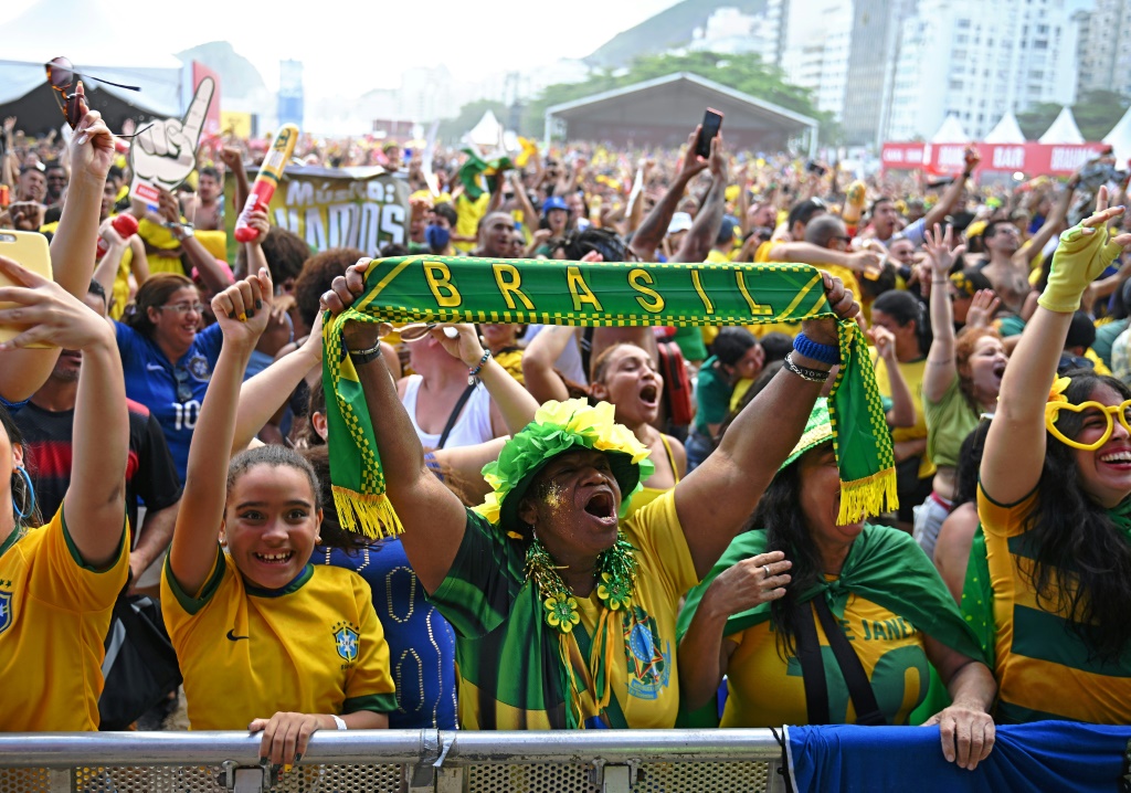Des supporteurs du Brésil regardent la retransmission du match de Coupe du monde contre la Suisse