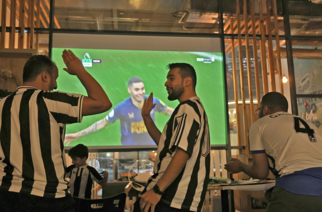 Des supporters saoudiens de Newcastle fêtent un but de leur équipe contre Tottenham