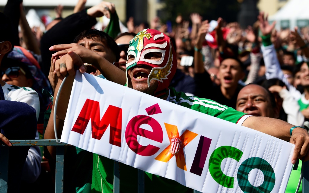 Des centaines de supporters mexicains suivent le match contre la Pologne (0-0) dans un Fan zone de Mexico