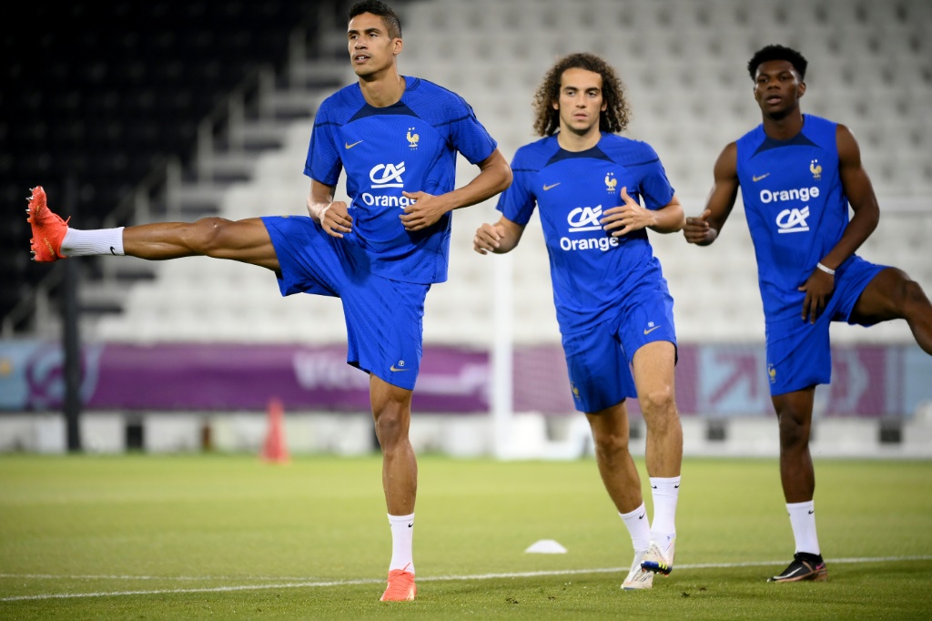 Raphael Varane paticipe à l'entraînement collectif des Bleus au Mondial le 24 novembre 2022 à au stade Jassim-bin-Hamad à Doha