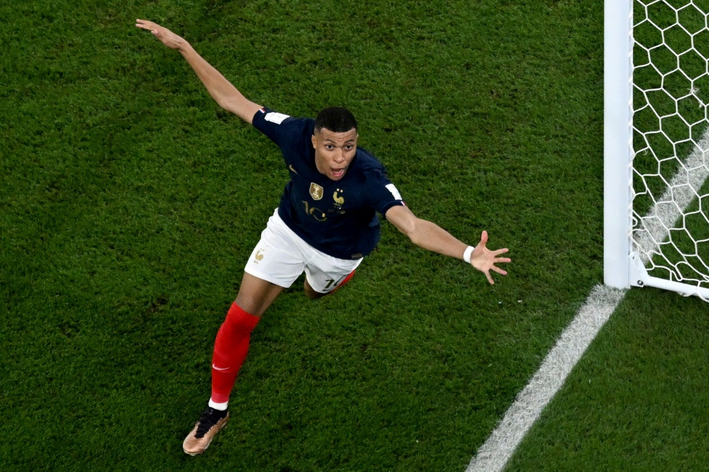 L'attaquant de la France Kylian Mbappé célèbre son 2e but personnel contre le Danemark