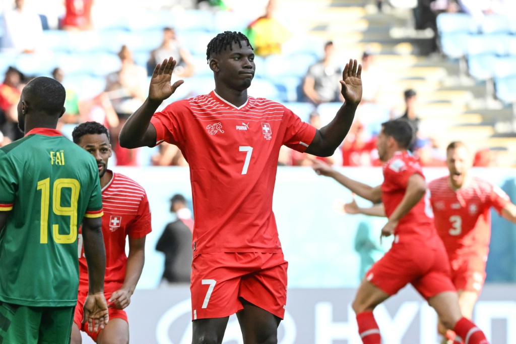 Breel Embolo après avoir inscrit le but du succès de la Suisse sur le Cameroun au Mondial le 24 novembre 2022 au stade al-Janoub à Doha