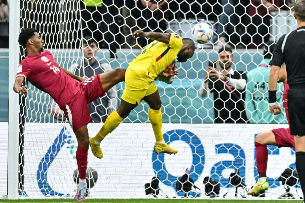 L'attaquant de l'Equateur Enner Valencia inscrit son second but dimanche lors du match d'ouverture du Mondial-2022 contre le Qatar