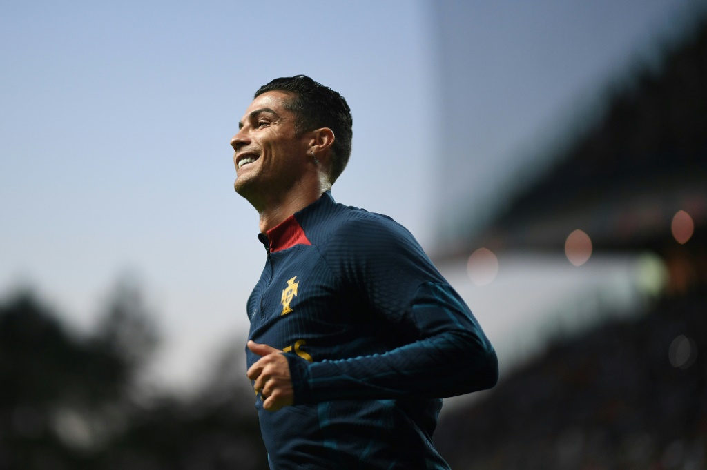 La star du Portugal Cristiano Ronaldo à l'échauffement avant un match de Ligue des Nations contre l'Espagne