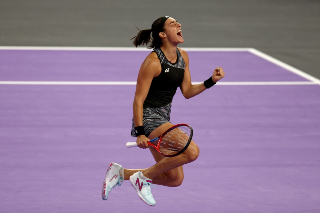 La Française Caroline Garcia explose de joie après avoir battu l'Américiane Coco Gauff pour son entrée en lice au Masters WTA de Fort Worth au Texas