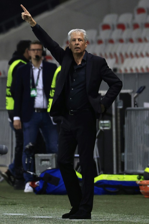 L'entraîneur de Nice Lucien Favre pendant le match de Ligue Europa Conférence à domicile contre Slovacko