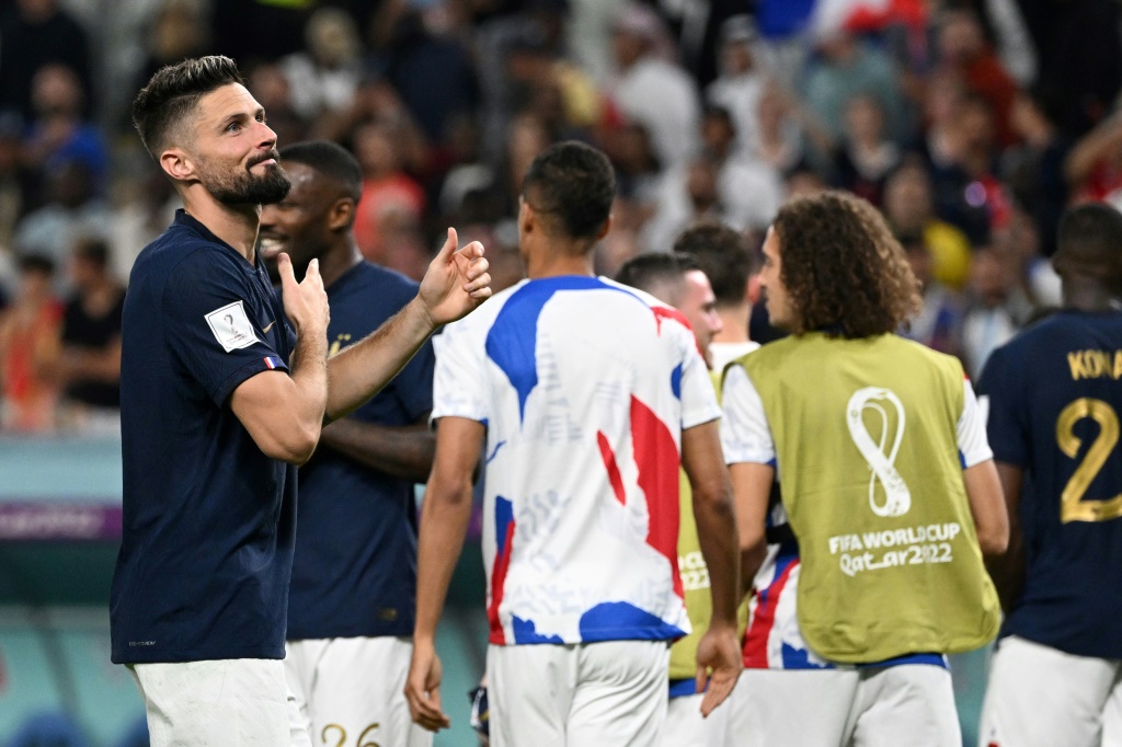 Olivier Giroud remercie les supporters après avoir égalé le record absolu de buts en équipe de France