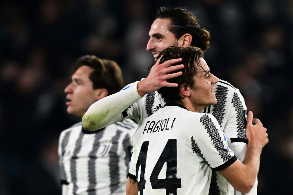 Adrien Rabiot félicite Nicolo Fagioli après le but de ce dernier pour la Juventus contre l'Inter Milan en Serie A le 6 novembre 2022 à Turin