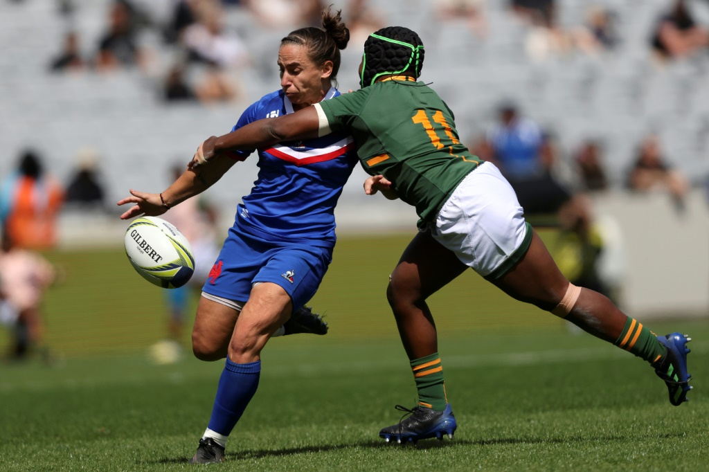 La Française Laure Sansus est plaquée par la Sud-Africaine Simamkele Namba (d.) pendant le match de la poule C de la Coupe du monde féminine de rugby entre l'Afrique du Sud et la France à l'Eden Park le 8 octobre 2022