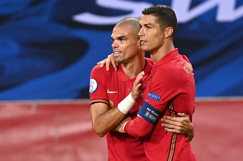 Les deux vétérans du Portugal Pepe et Cristiano Ronaldo alignés lors de la victoire contre la Suède à Solna
