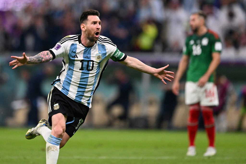 L'Argentin Lionel Messi célèbre son but contre le Mexique à Doha le 26 novembre 2022