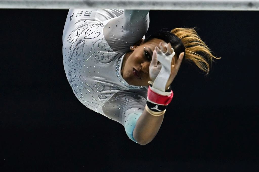 La championne du monde brésilienne Rebeca Andrade aux barres asymétriques du concours général aux Mondiaux de gymnastique le 3 novembre 2022 à Liverpool