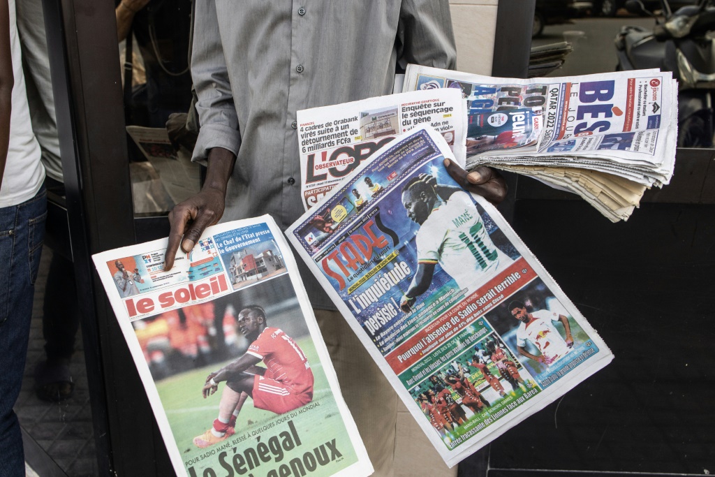 Un vendeur de journaux le 10 novembre 2022 à Dakar. Depuis sa blessure lors d'un match de Bundesliga