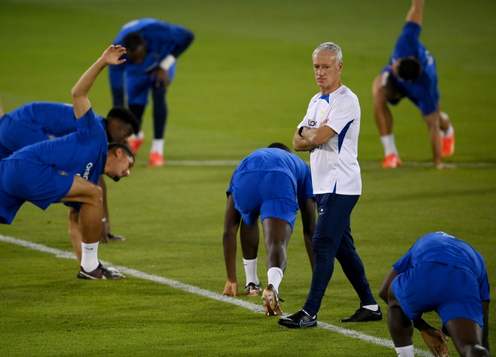 L'entraîneur français Didier Deschamps au milieu de ses joueurs lors d'un entraînement   à Doha le 20 novembre 2022 pendant la Coupe du monde au Qatar