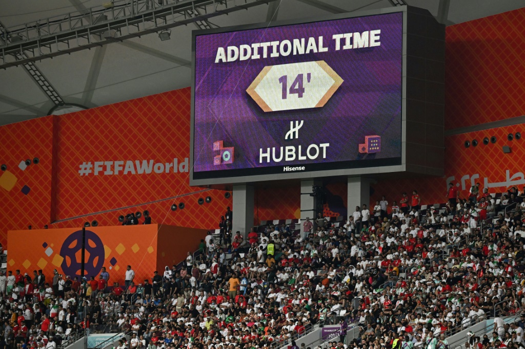 Un écran du stade Khalifa international indique le temps additionnel durant la rencontre du Mondial entre l'Angleterre et l'Iran