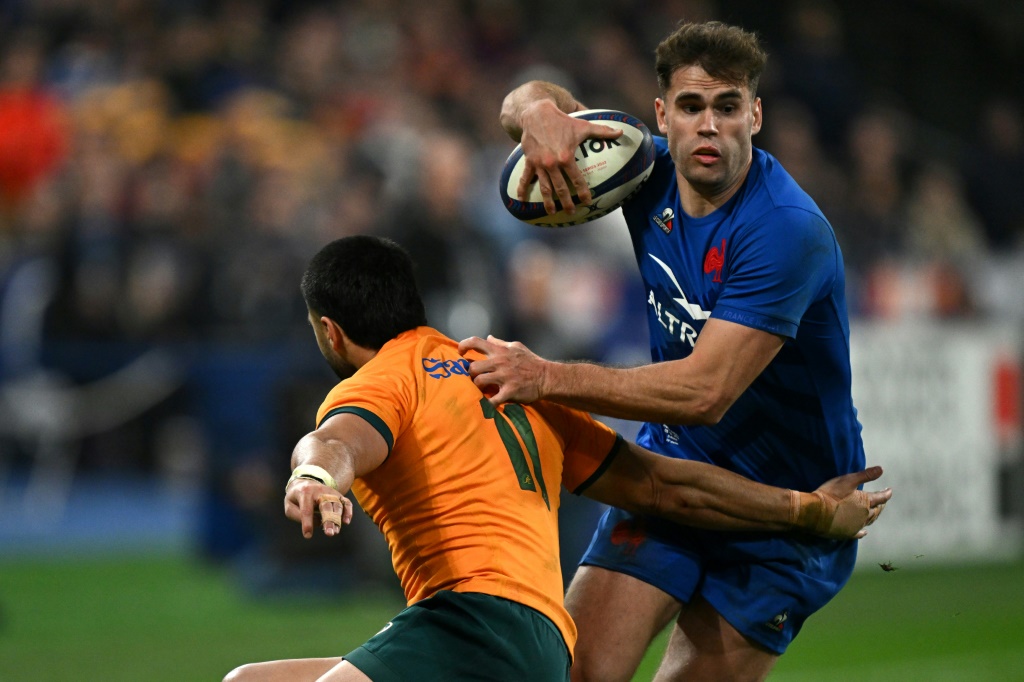 L'ailier de l'équipe de France de rugby Damian Penaud crochète celui de l'Australie Tom Wright pour aller inscrire l'essai de la victoire des Bleus (30-29)