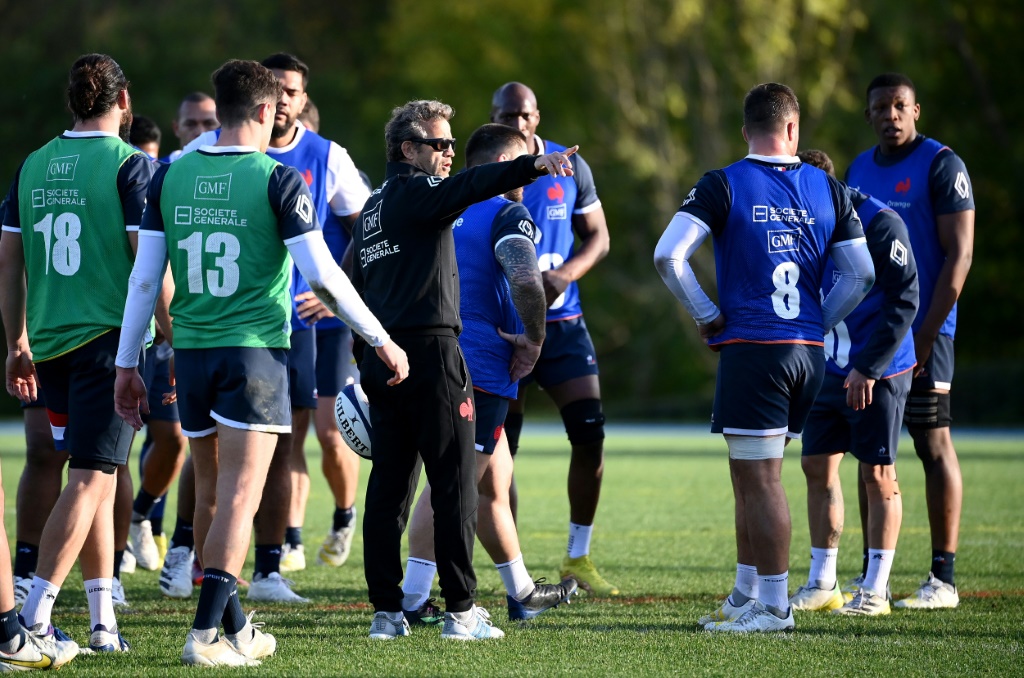 Le sélectionneur de l'équipe de France de rugby Fabien Galthié à l'entraînement entouré de ses joueurs à Marcoussis en France le 9 novembre 2022 avant le match contre les Springboks samedi à Marseille