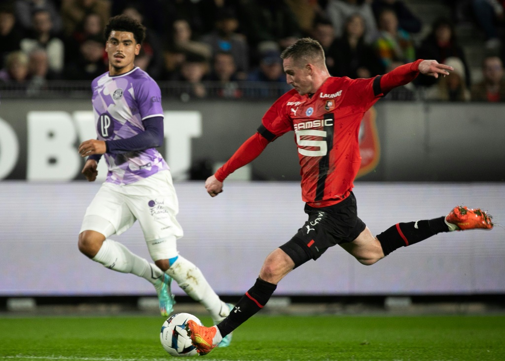 Le milieu rennais Benjamin Bourigeaud s'apprête à marquer le premier but de la rencontre entre Rennes et Toulouse en 15e journée de Ligue 1 à Rennes