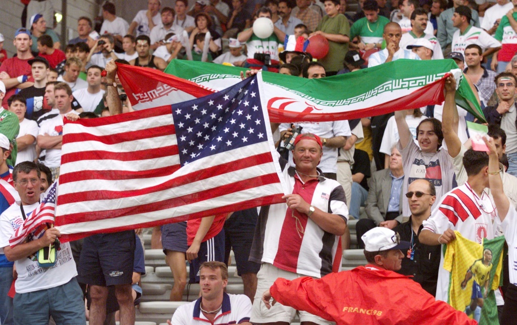 Des spectateurs brandissent des drapeaux américain et iranien lors du match entre les deux sélections au Mondial-98