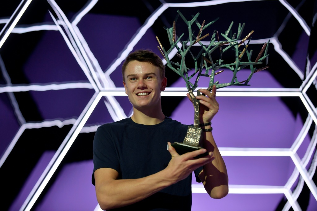 Le Danois Holger Rune pose avec en mains le le trophée du vainqueur du Masters 1000 de Paris-Bercy le 6 novembre 2022 à Paris