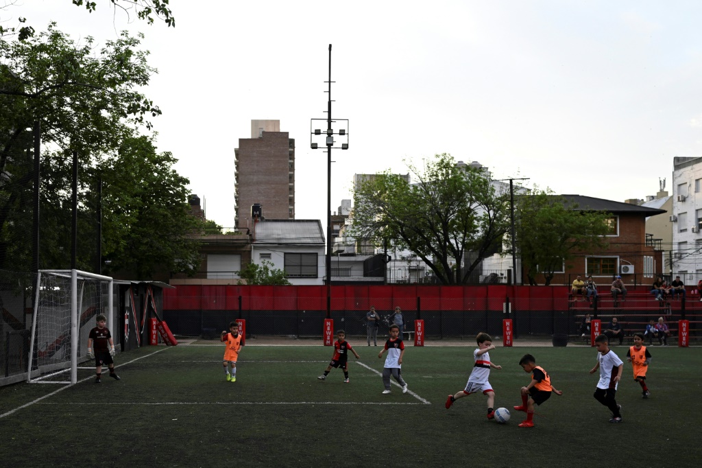 Des enfants s'entraînent à l'école de football des Newell's Old Boys à Rosario