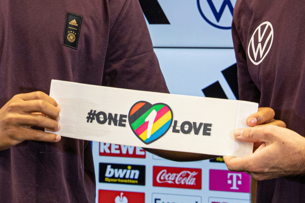 Les joueurs allemands Thilo Kehrer (G) et Jonas Hofmann présentent le brassard "One Love"