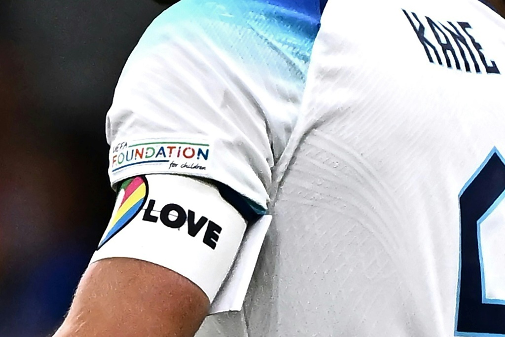Le capitaine de l'Angleterre Harry Kane porte le brassard inclusif "OneLove" lors d'un match de Ligue des nations contre l'Italie