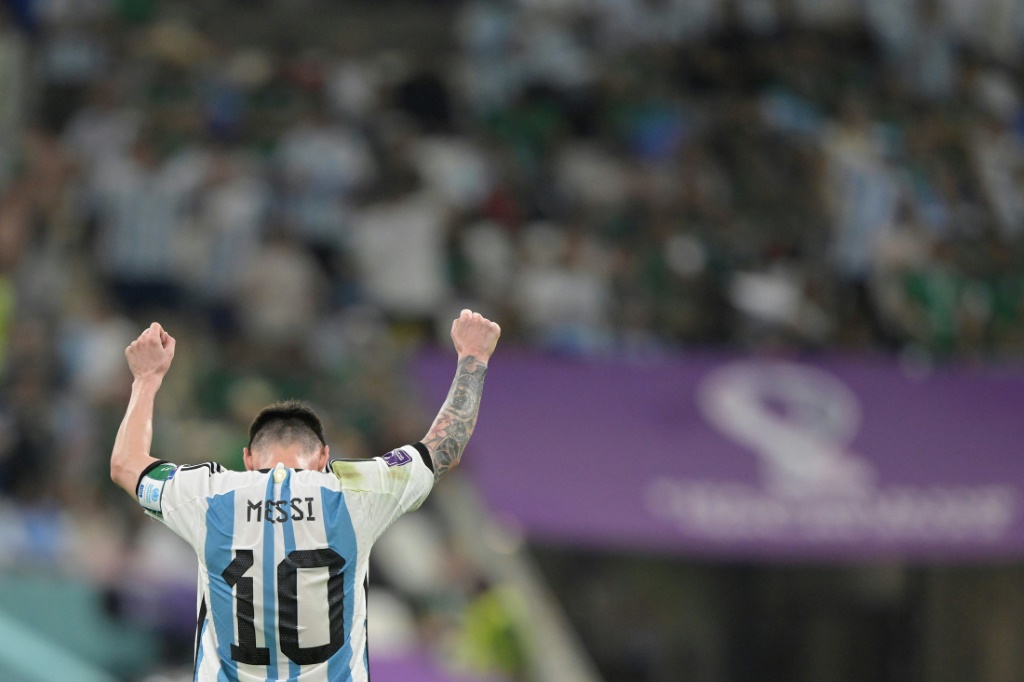 La star argentine Lionel Messi lève les bras à la fin du match du Mondial contre le Mexique