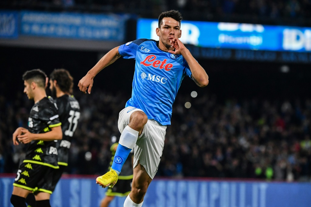 L'attaquant mexicain de Naples Hirving Lozano célèbre son but lors de la victoire de son équipe face à Empoli en Serie A