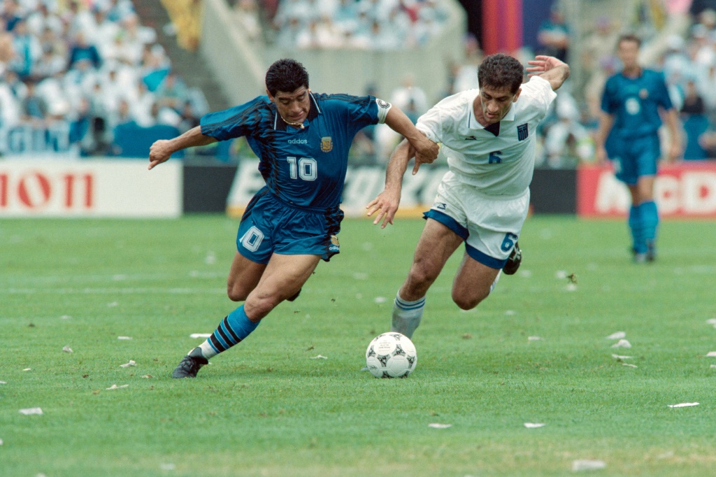Le footballeur argentin Diego Maradona (G) pendant un match de la Coupe du monde 1994 opposant l'Argentine et la Grèce le 21 juin 1994 à Boston