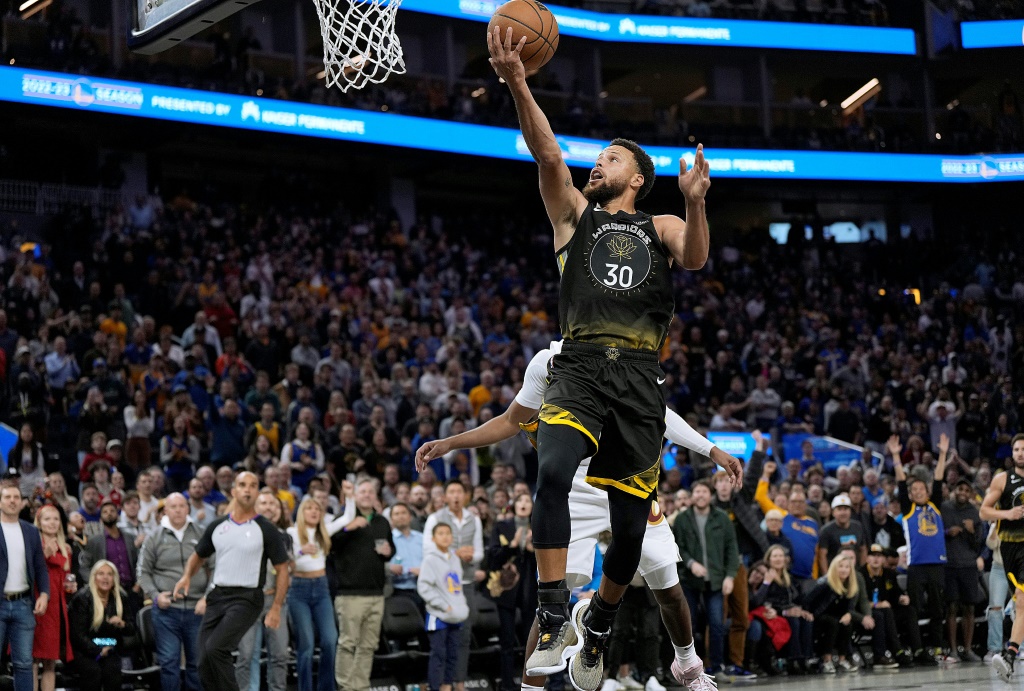 Stephen Curry des Golden State Warriors réussit un layup contre les Cleveland Cavaliers en NBA le 11 novembre 2022 à San Francisco
