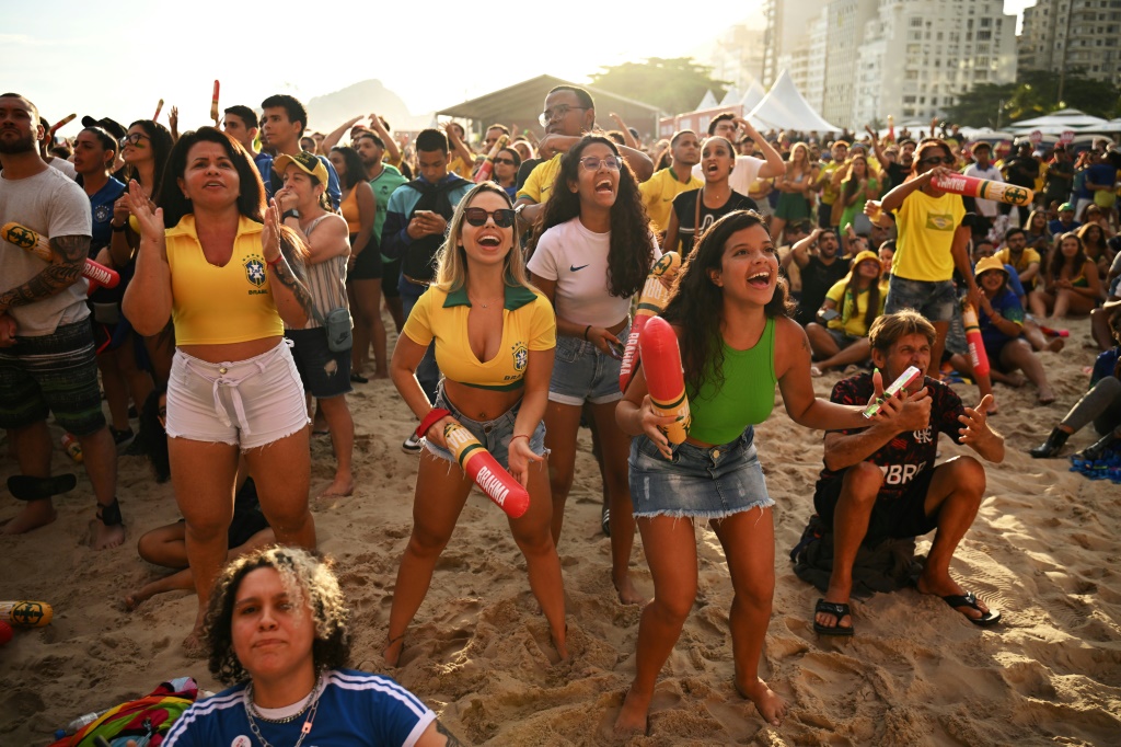 Des supporters de l'équipe du Brésil assistent au match contre la Serbie dans le Mondial-2022 sur un écran géant à Rio de Janeiro