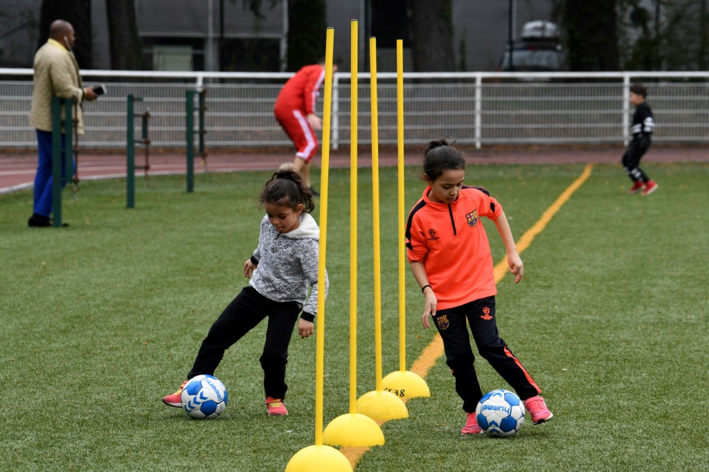 Des adolescentes participent à un entraînement de football le 28 mars 2018 à Grenoble