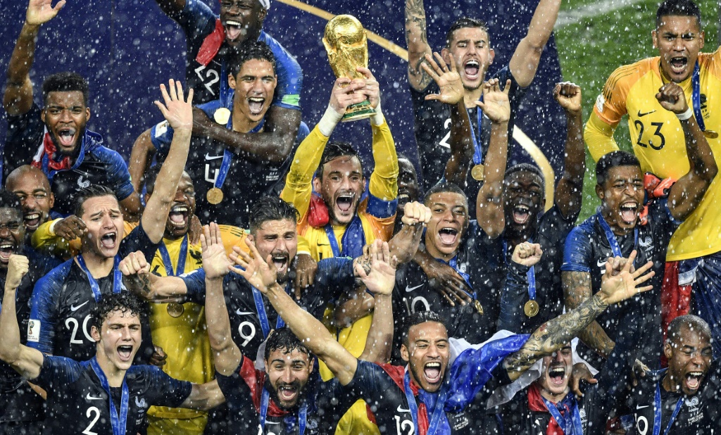 Les footballeurs français soulèvent le trophée après leur victoire en finale de la Coupe du monde 2018 face à la Croatie