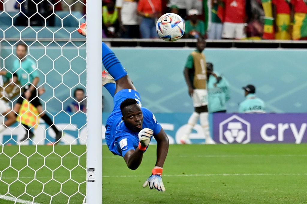 Parade du gardien du Sénégal Edouard Mendy face à au Qatar lors du Mondial