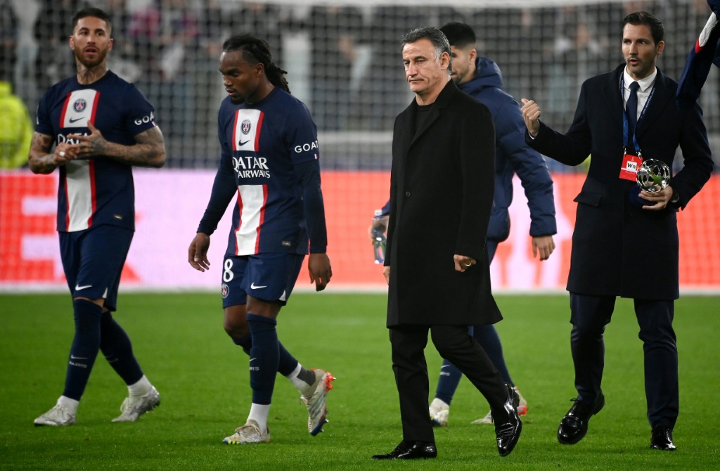 L'entraîneur Christophe Galtier et des joueurs du Paris SG à la fin du match contre la Juventus