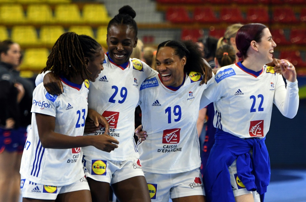 Les joueuses françaises se congratulent après leur victoire contre les Pays-Bas en match de poule de l'Euro de handball