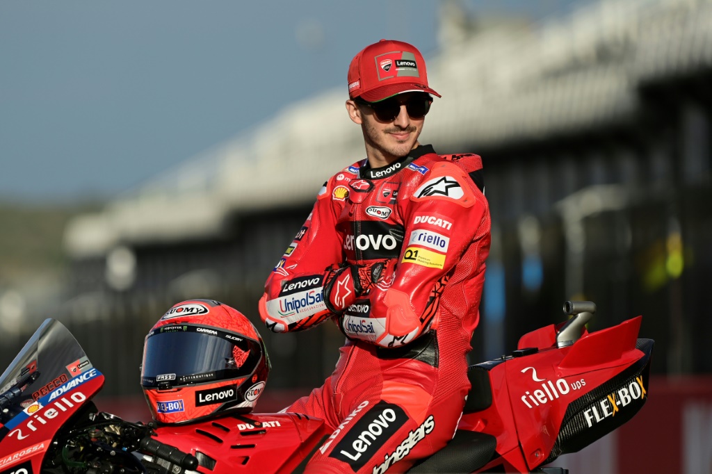 Le pilote italien Francesco Bagnaia (Ducati) pose le 3 novembre 2022 en amont du GP de Valence